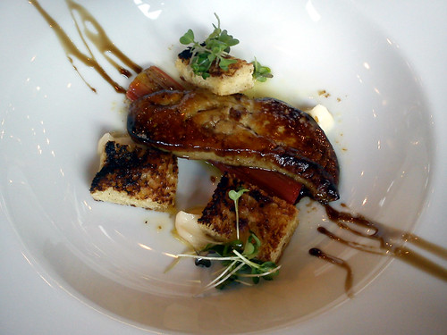 Stegt foie gras med rabarber kogt i sort peber og ristet brioche