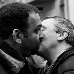 Kiss-in (13) - 12Dec09, Paris. embed. gay. 