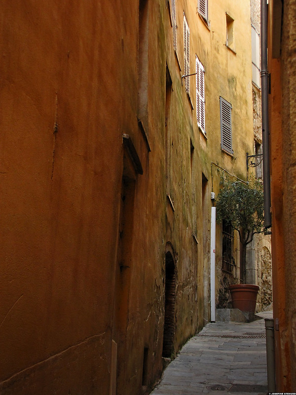 20090923_09 Alley in Grasse, France<br/>© <a href="https://flickr.com/people/72616463@N00" target="_blank" rel="nofollow">72616463@N00</a> (<a href="https://flickr.com/photo.gne?id=4015997443" target="_blank" rel="nofollow">Flickr</a>)
