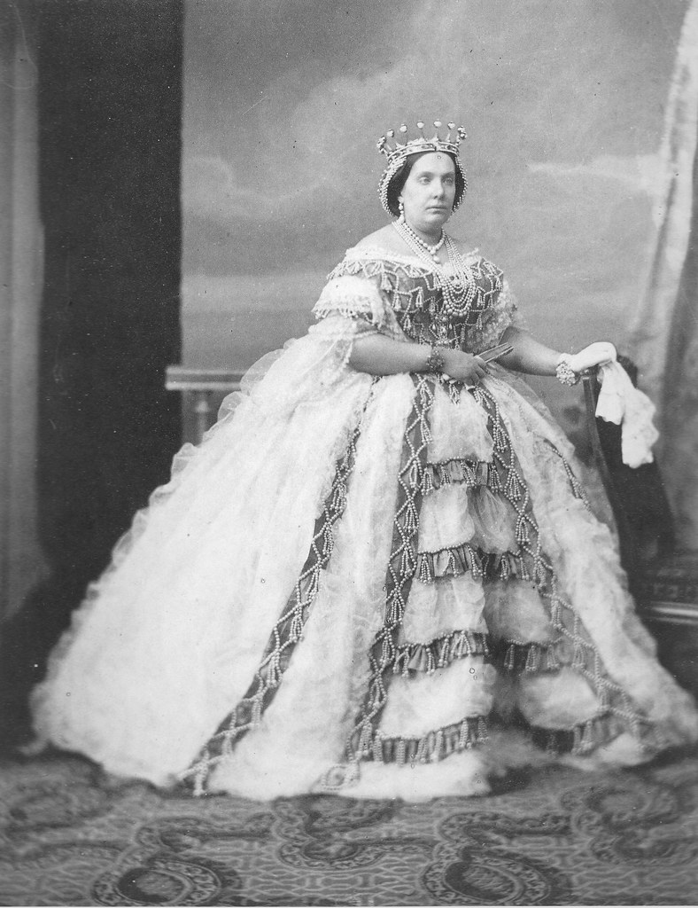 Isabel II portando su corona, obra del diamantista José Navarro. Fotografía de Charles Clifford