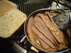 Calentando el pan y la carne con los champiñones