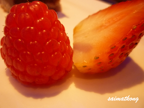 Praline Halzenut Gateau with Raspberry Jelly