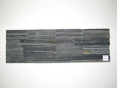 SPB 013-migmatit cierny vertikalne stiepany 4riadkovy,rozne segmenty-160x500