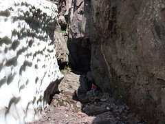 Le couloir central du Tafonatu : la grotte et le névé