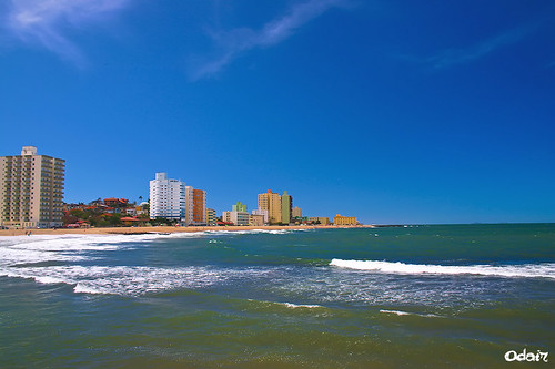 PLaya de Barra Velha, con olas y edificios sobre el mar.