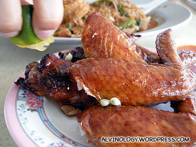 Charcoal barbecued chicken wings