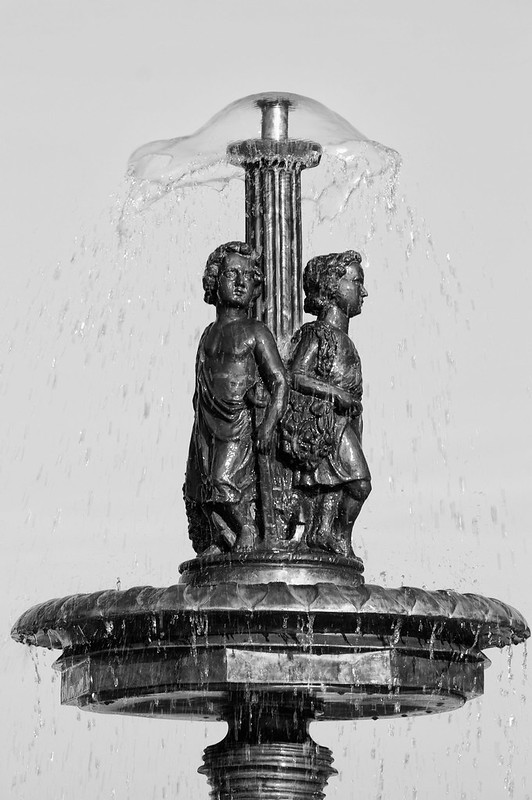 Fountain<br/>© <a href="https://flickr.com/people/37209452@N02" target="_blank" rel="nofollow">37209452@N02</a> (<a href="https://flickr.com/photo.gne?id=3950648483" target="_blank" rel="nofollow">Flickr</a>)