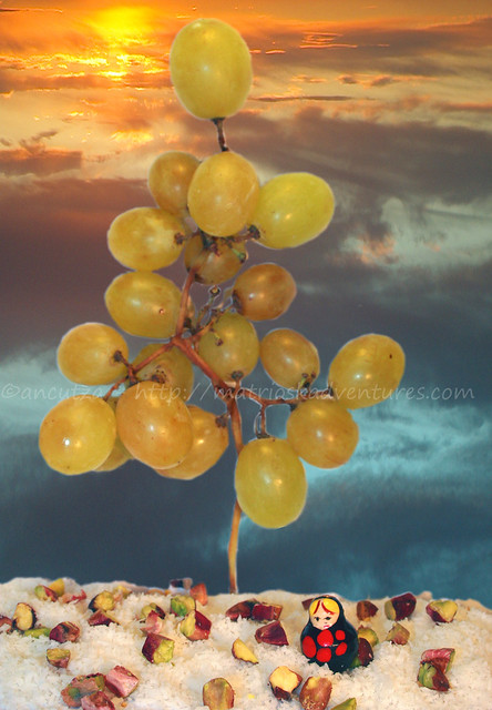 Matrioska sotto un grappolo d'uva
