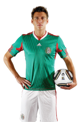 Hector Moreno con la nueva camiseta del tri y el balon Jabulani 11