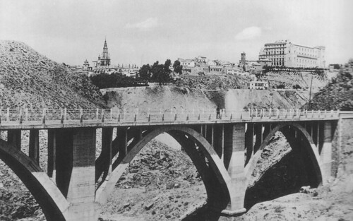 Puente sobre el Arroyo de la Degollada hacia 1950 (derruido en 1973). Foto Alcalá