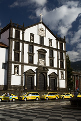 Igreja do Colégio and yellow taxis