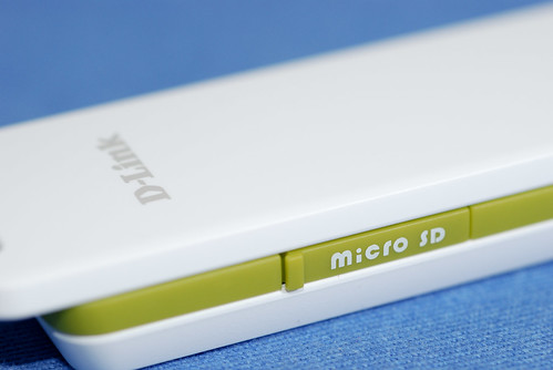 可裝 Micro SD 卡當成隨身碟使用，個人覺得不太實用