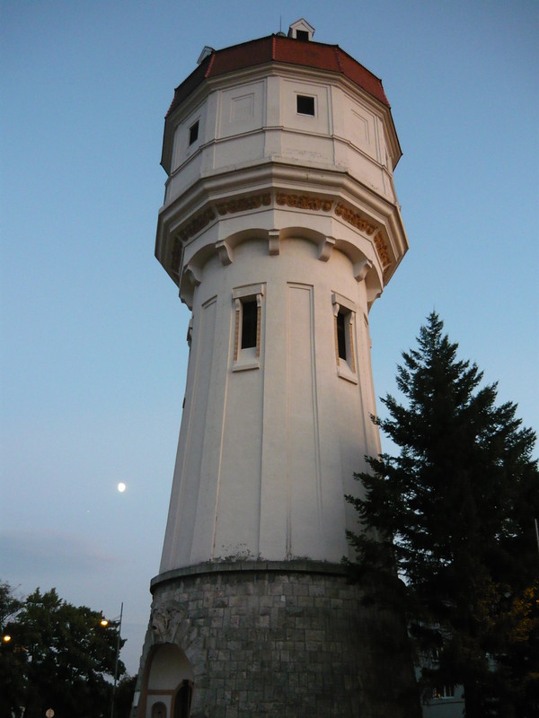 Water Tower & Moon<br/>© <a href="https://flickr.com/people/35041397@N00" target="_blank" rel="nofollow">35041397@N00</a> (<a href="https://flickr.com/photo.gne?id=3998211467" target="_blank" rel="nofollow">Flickr</a>)