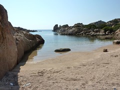 Sur le sentier littoral au S de Capu di Fenu : et une cala, une (la première ou la dernière selon le sens) !