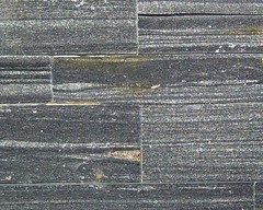 SPB 013-migmatit cierny vertikalne stiepany 4riadkovy,rozne segmenty-160x500 - detail