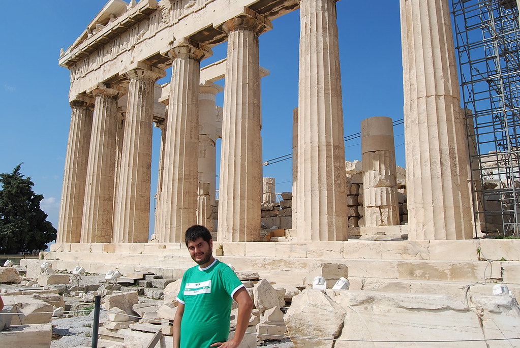 Luciendo la Ikukamiseta ante el Partenón