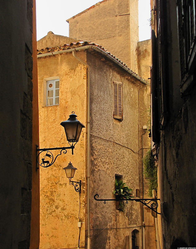 20090923_06 Alley and yellow house in Grasse, France<br/>© <a href="https://flickr.com/people/72616463@N00" target="_blank" rel="nofollow">72616463@N00</a> (<a href="https://flickr.com/photo.gne?id=4016758806" target="_blank" rel="nofollow">Flickr</a>)