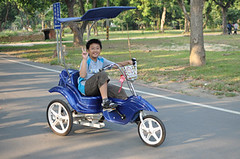 20091120-自皓自己騎三輪車 (2)