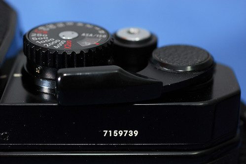 從機身上的序號來看 71 開頭的應該是1982-1983年間的產品，跟我一樣老的相機耶！！！保養得挺好