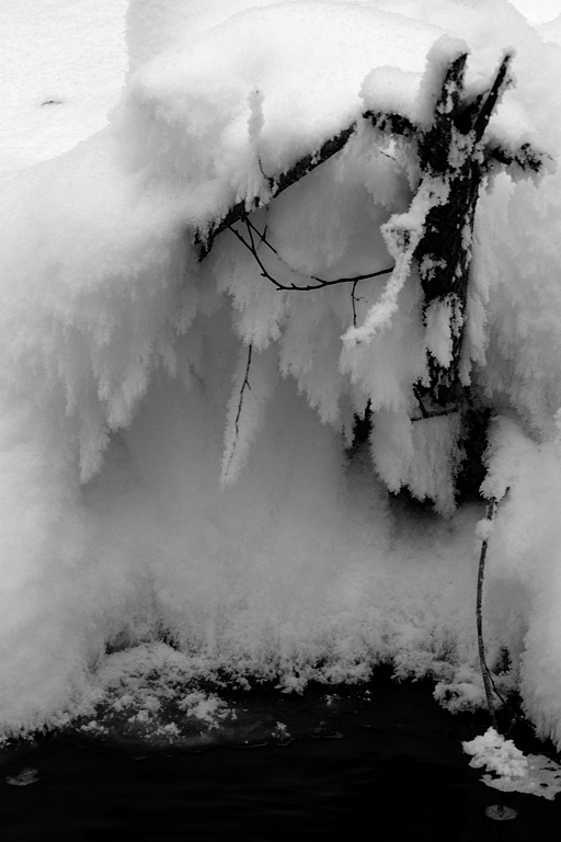 Djävulsfigur fastfrusen i snö
