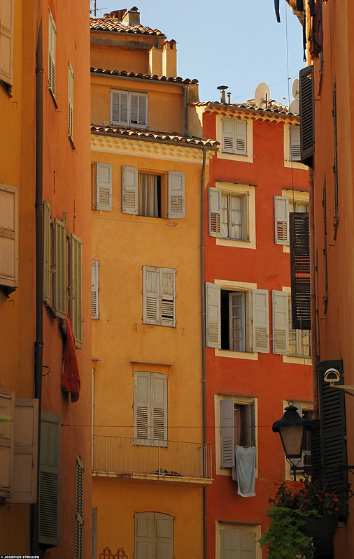 20090923_10 Yellow and orange houses in Grasse, France<br/>© <a href="https://flickr.com/people/72616463@N00" target="_blank" rel="nofollow">72616463@N00</a> (<a href="https://flickr.com/photo.gne?id=4015998075" target="_blank" rel="nofollow">Flickr</a>)