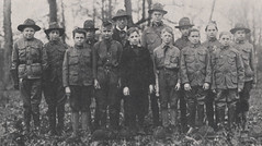 Anglų lietuvių žodynas. Žodis scout troop reiškia skautų būrys lietuviškai.