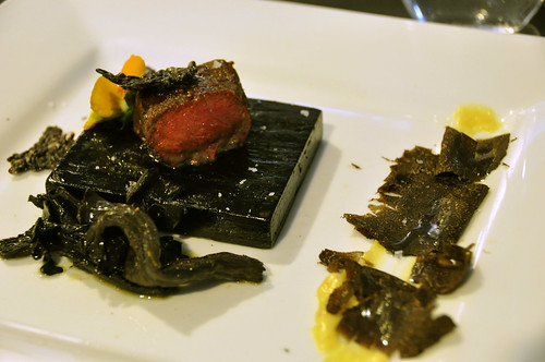 Kobe-bøf med sorte kantareller, sorte trøfler og sprøde venere-ris