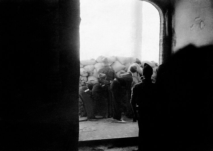 Milicianos en el Convento de Santa Fe. Fotografía de Vincent Doherty. Arxiu comarcal de L´alt Penedés