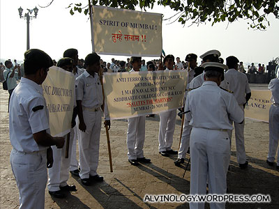 Soldiers showing their support for the Mumbai spirit