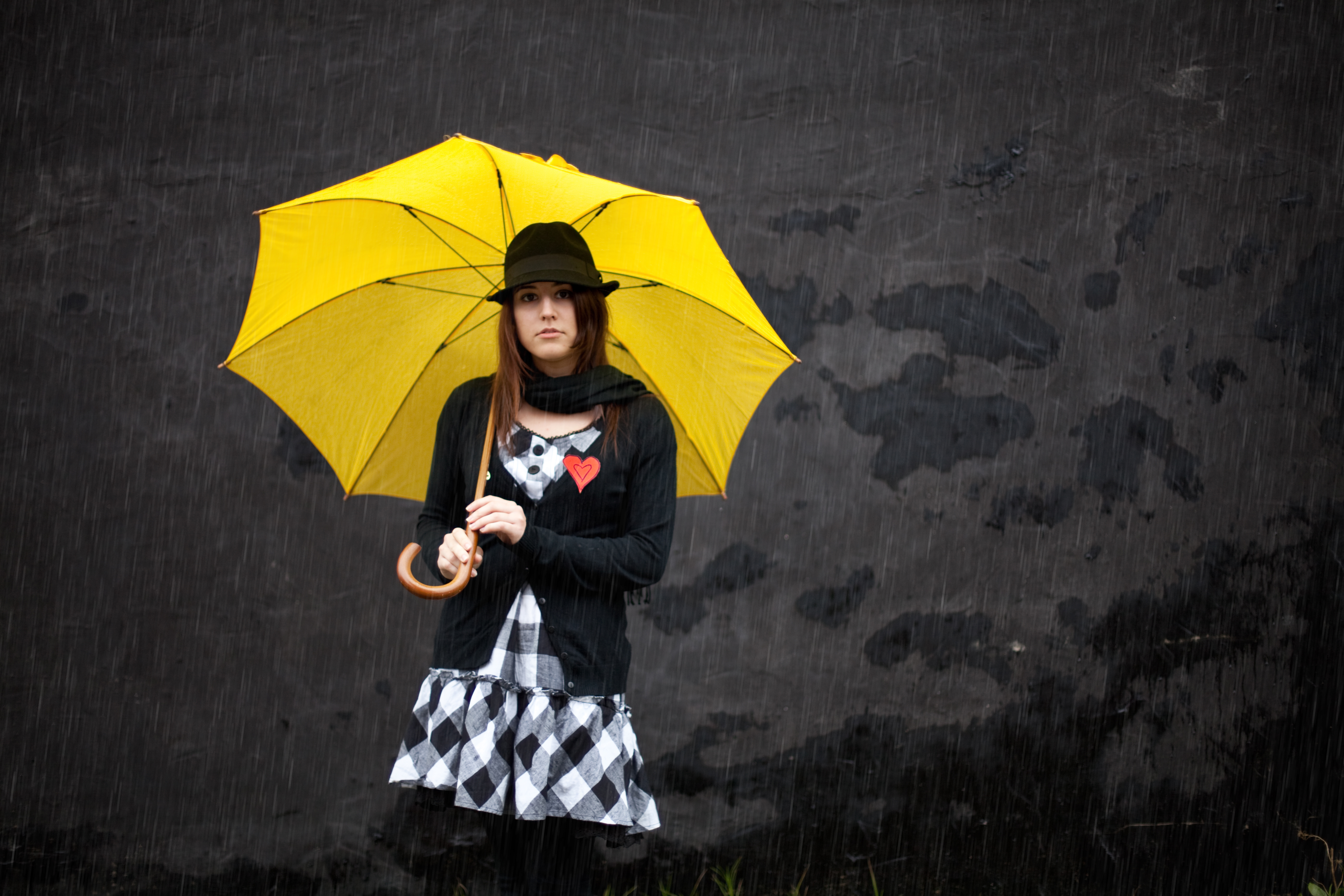 Продавец зонтиков. Женщина с зонтом. Человек с зонтиком. Девушка с зонтиком. Человек под зонтом.