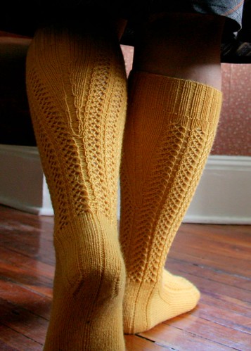 FO – Yellow Evening Stockings – Vickilicious Knits