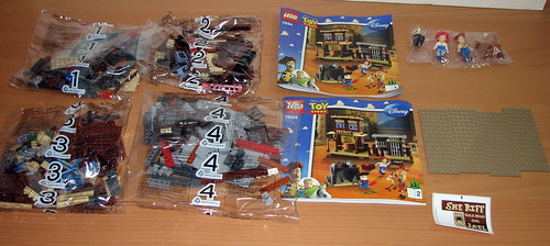 2010 LEGO Toy Story 7594 Woody's Roundup