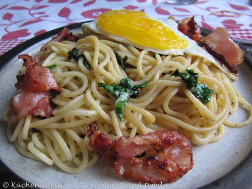 Bärlauch-Spaghetti mit Bacon und Spiegelei