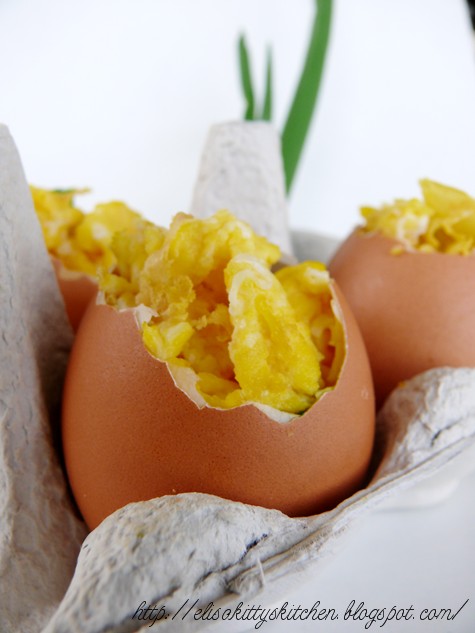 Uova strapazzate con erba cipollina nel loro guscio