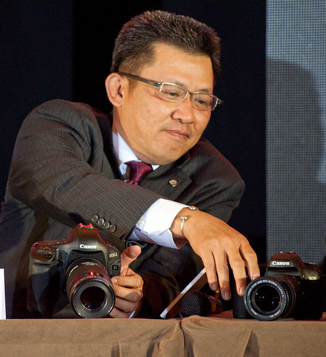 Canon 1D Mark IV next to the CEO of Canon Marketing Malaysia Sdn Bhd, Liew Sip Chon, and a Canon 7D
