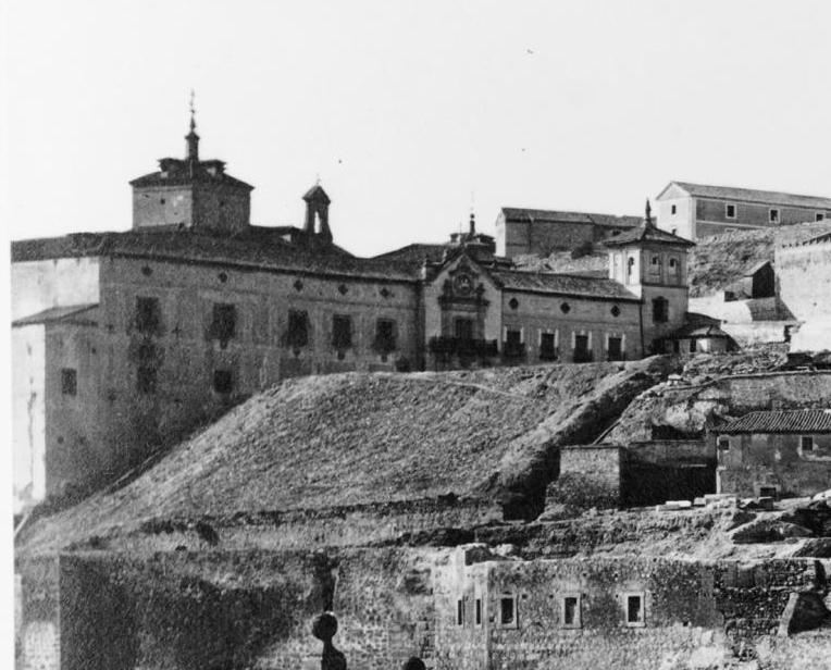 Hospital de Santiago hacia 1870. Foto Jean Laurent (detalle)