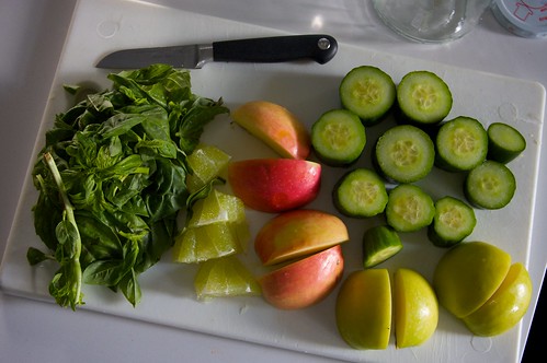 basil apple cucumber juice with lime