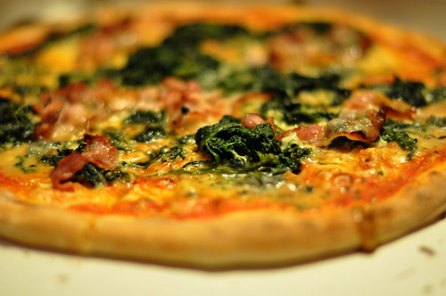 Pizza med gorgonzola, spinat og bacon