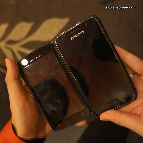 Size Comparison of Motorola Atrix & Samsung Galaxy S.