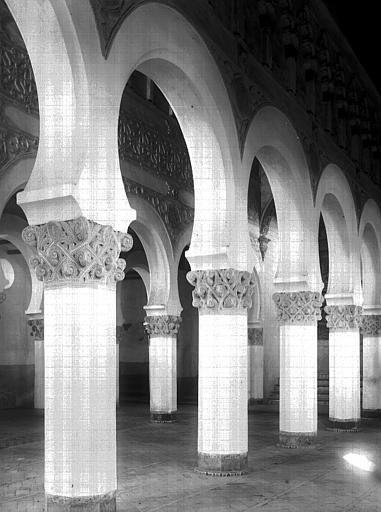 Sinagoga de Santa María la Blanca hacia 1900. Fotografía de Eugène Lefèvre-Pontalis. Société Française d'Archéologie et Ministère de la Culture (France), Médiathèque de l'architecture et du patrimoine (archives photographiques) diffusion RMN