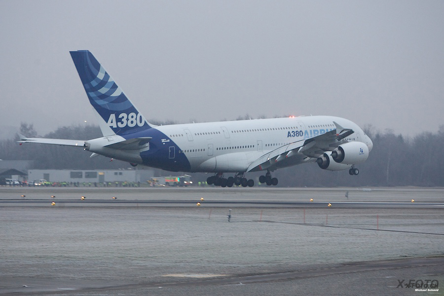 A380 in Zürich beim Touchdown (Foto: Schnitzel86 von x-foto.ch)