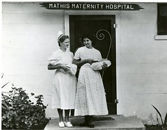 Anglų lietuvių žodynas. Žodis maternity hospital reiškia gimdymo namai lietuviškai.