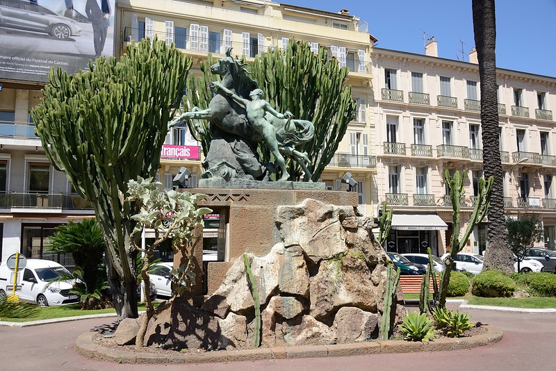 1117-20160524_Cannes-Cote d'Azur-France-sculpture in centre of Square Merimee<br/>© <a href="https://flickr.com/people/25326534@N05" target="_blank" rel="nofollow">25326534@N05</a> (<a href="https://flickr.com/photo.gne?id=32447296773" target="_blank" rel="nofollow">Flickr</a>)