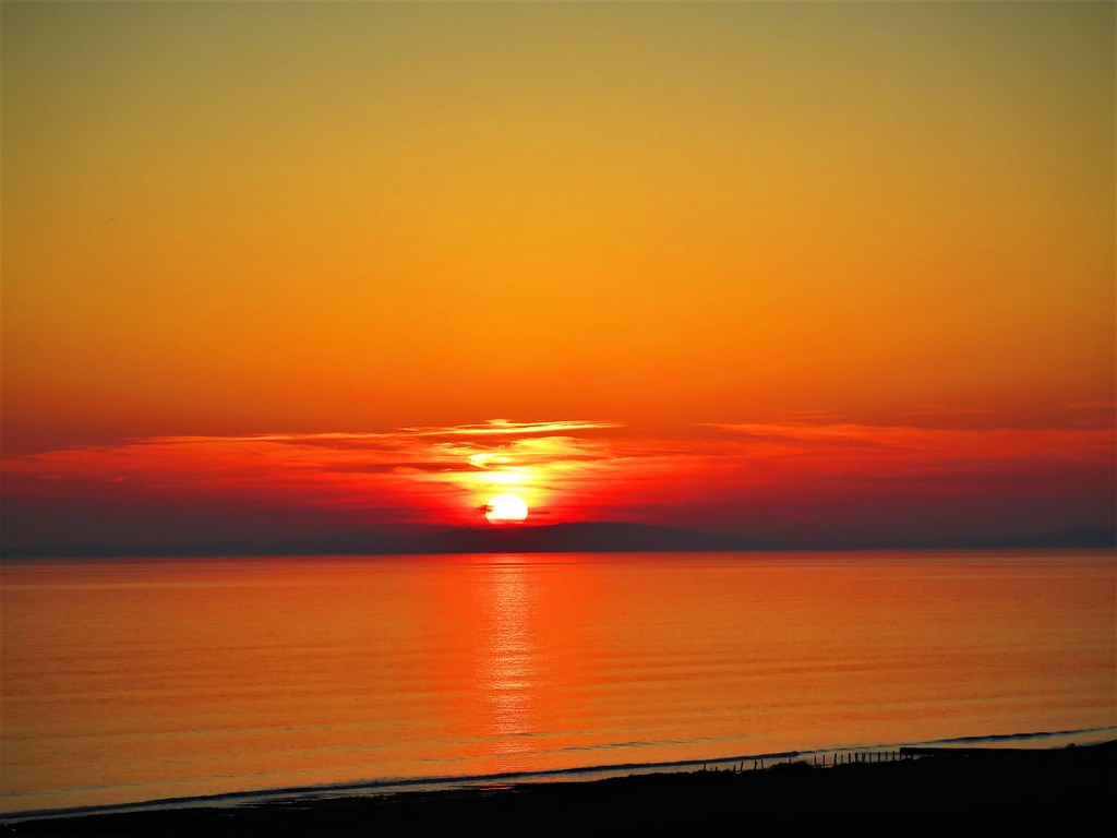 منظر غروب الشمس على شاطئ البحر