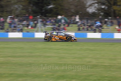Gordon Shedden in race One at the British Touring Car Championship 2017 at Donington Park