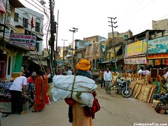 calles de Varanasi • <a style="font-size:0.8em;" href="http://www.flickr.com/photos/92957341@N07/8752643000/" target="_blank">View on Flickr</a>