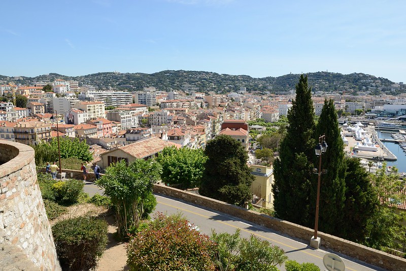 1004-20160524_Cannes-Cote d'Azur-France-view NE across City from upper Place of Old Town beside Eglise Notre Dames d'Esperance<br/>© <a href="https://flickr.com/people/25326534@N05" target="_blank" rel="nofollow">25326534@N05</a> (<a href="https://flickr.com/photo.gne?id=33261489005" target="_blank" rel="nofollow">Flickr</a>)