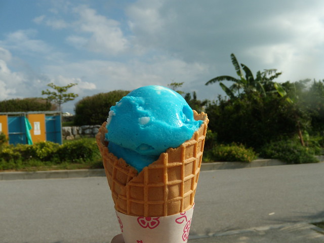 沖縄といえば！ブルーシールアイスですよね！沖縄の空の下で食。｜古宇利島ふれあい広場