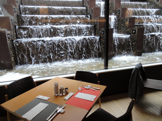 店内からは流れる滝が眺められるようになっています。｜名古屋東急ホテル