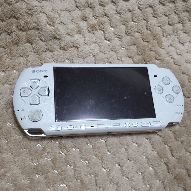 PSP 白　画面シールが張ってあります